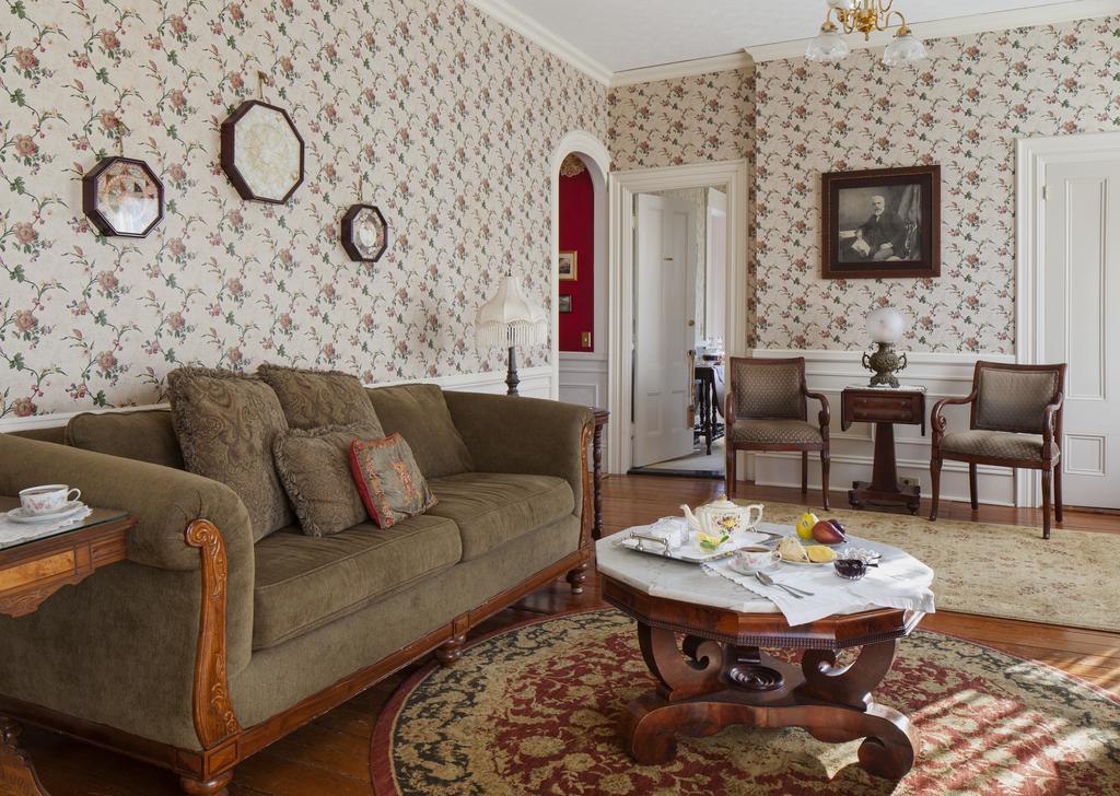 Isaiah Jones Homestead Bed And Breakfast Sandwich Exterior photo